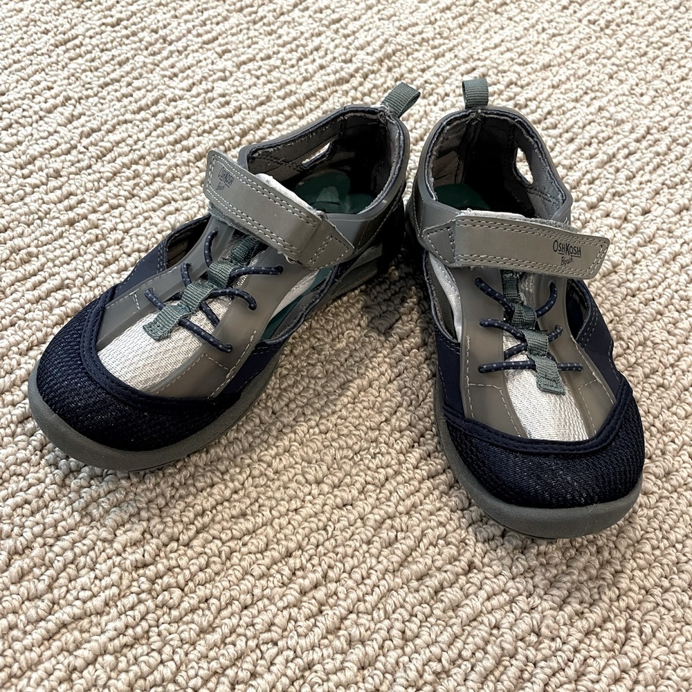 Oshkosh boys water shoes